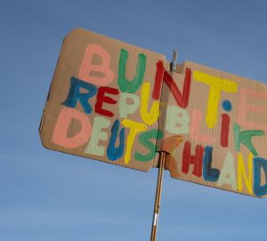 Schild aus Pappkarton, darauf aufgemalt mit bunten Buchstaben 