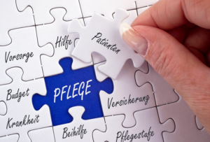 Puzzleteile beschrieben mit verschiedenen Wörtern, die für die Pflege wichtig werden.